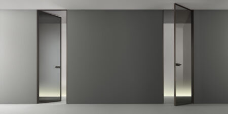 struttura alluminio brown e vetro grigio trasparente, maniglia con serratura magnetica e nottolino di chiusura