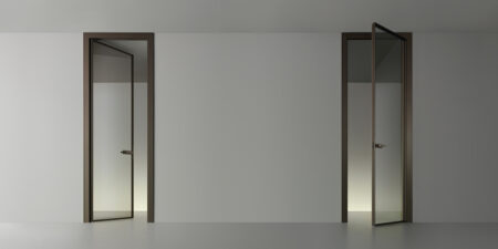 porta complanare zen frame, struttura bronzo spazzolato e vetro riflettente chiaro